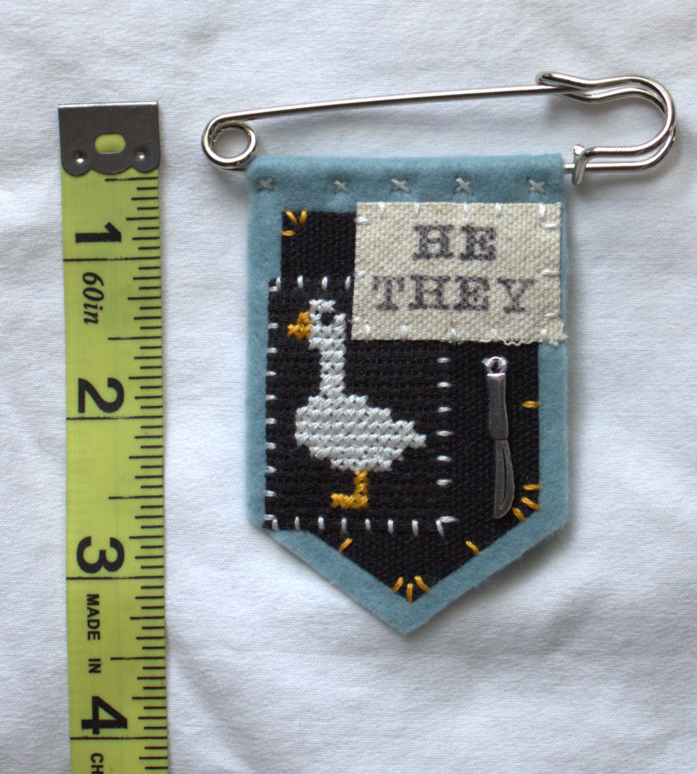 ♝PREORDER♝ Handmade goose pronoun pin - customizable pronouns