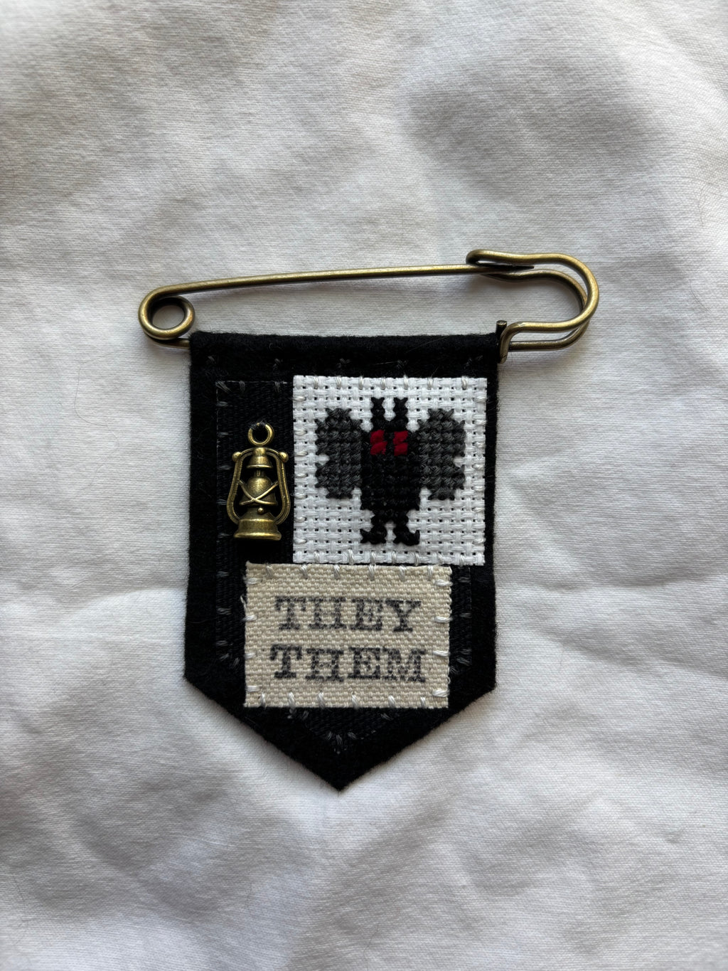 ♝PREORDER♝ Handmade mothman pronoun pin - customizable pronouns