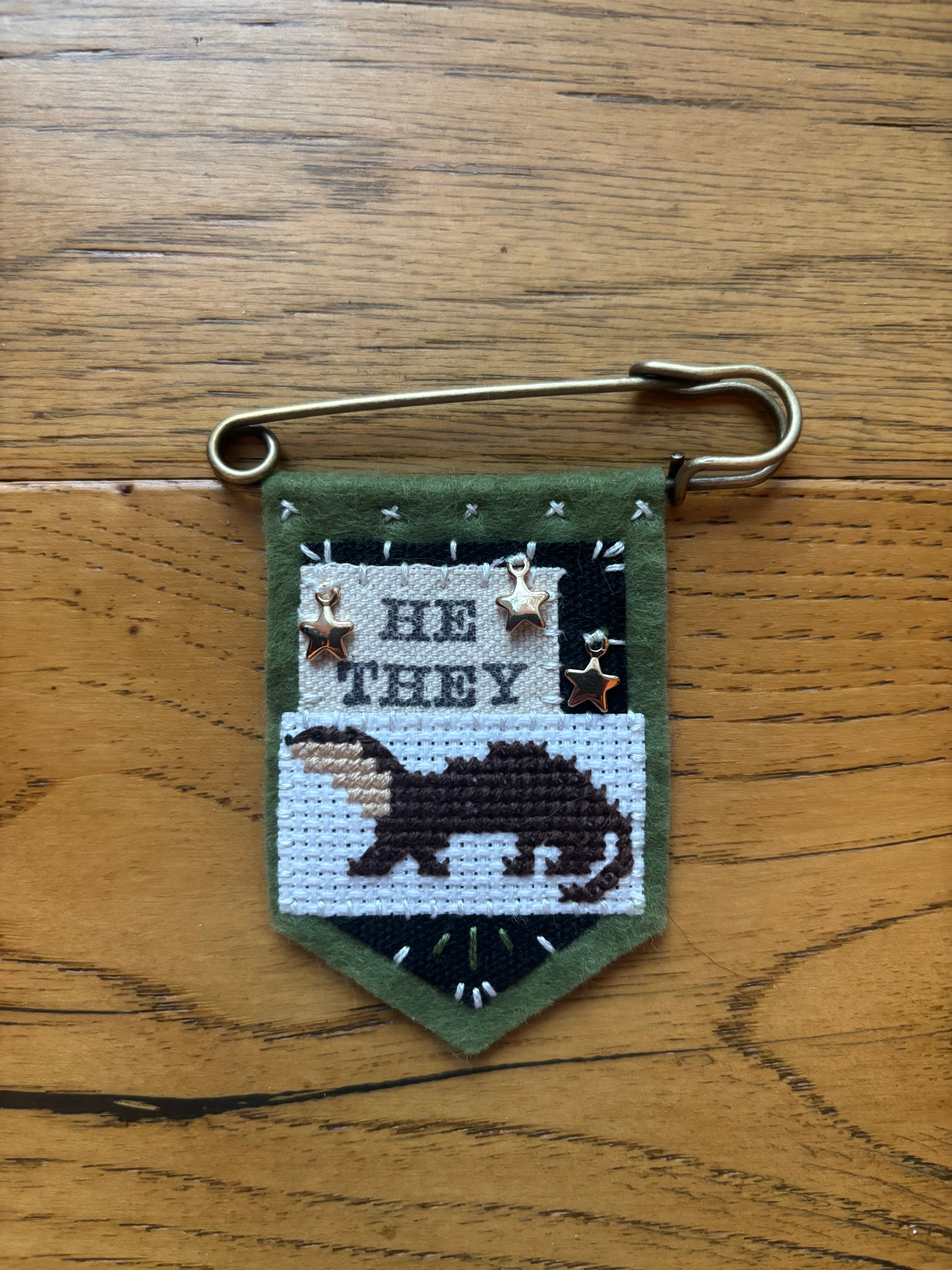 ♝PREORDER♝ Handmade otter pronoun pin - customizable pronouns