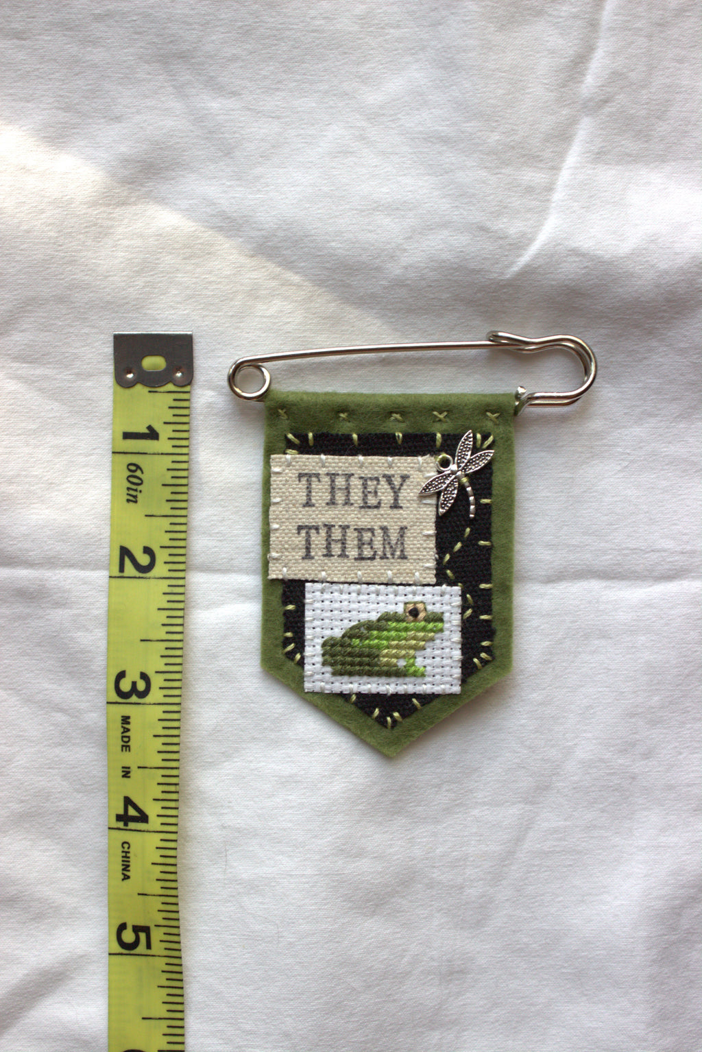 ♝PREORDER♝ Handmade frog pronoun pin - customizable pronouns