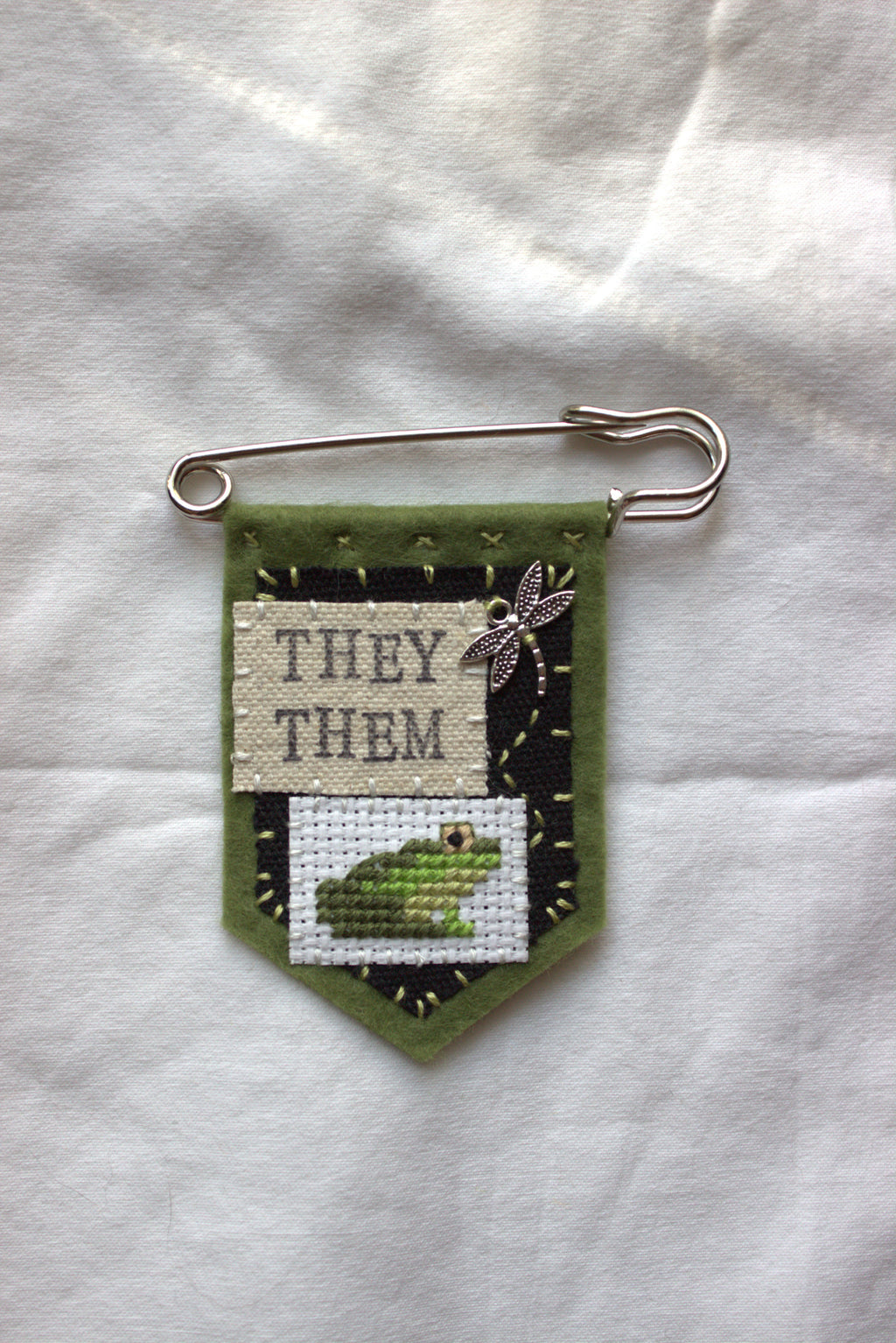 ♝PREORDER♝ Handmade frog pronoun pin - customizable pronouns