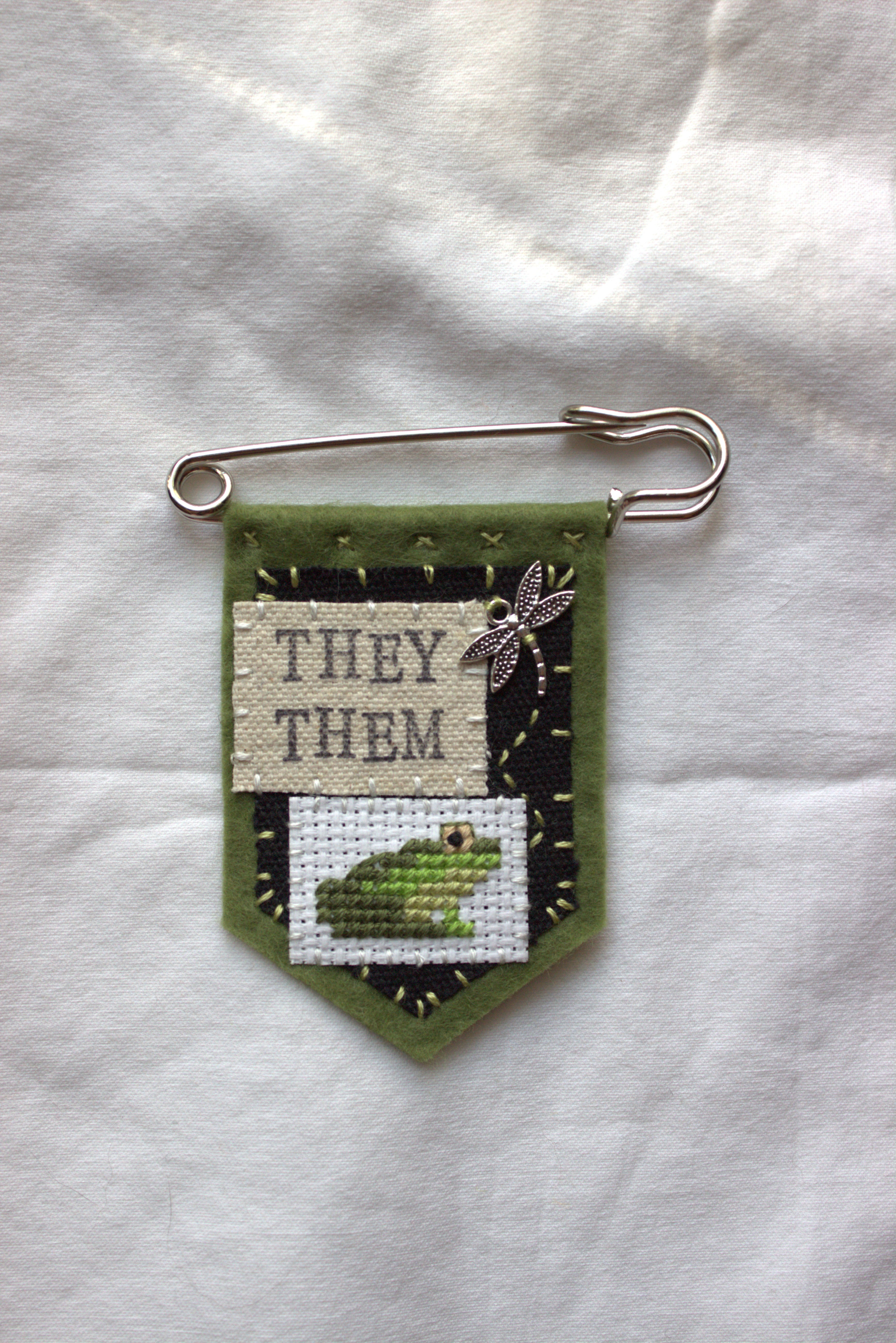 ♝PREORDER♝ Handmade frog pronoun pin - customizable pronouns
