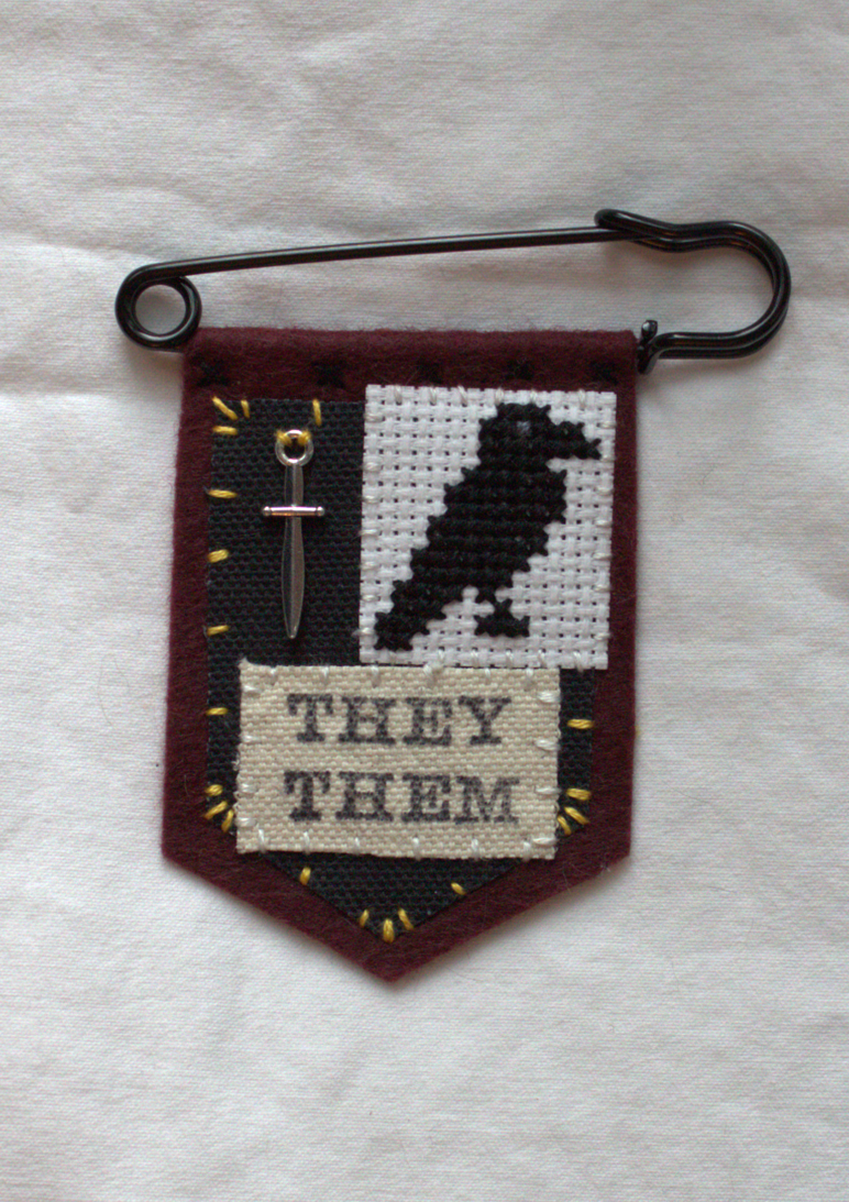 ♝PREORDER♝ Handmade raven pronoun pin - customizable pronouns