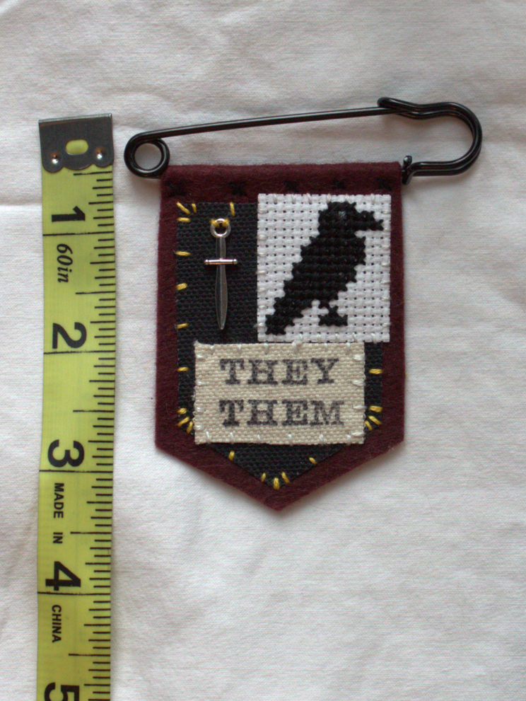 ♝PREORDER♝ Handmade raven pronoun pin - customizable pronouns