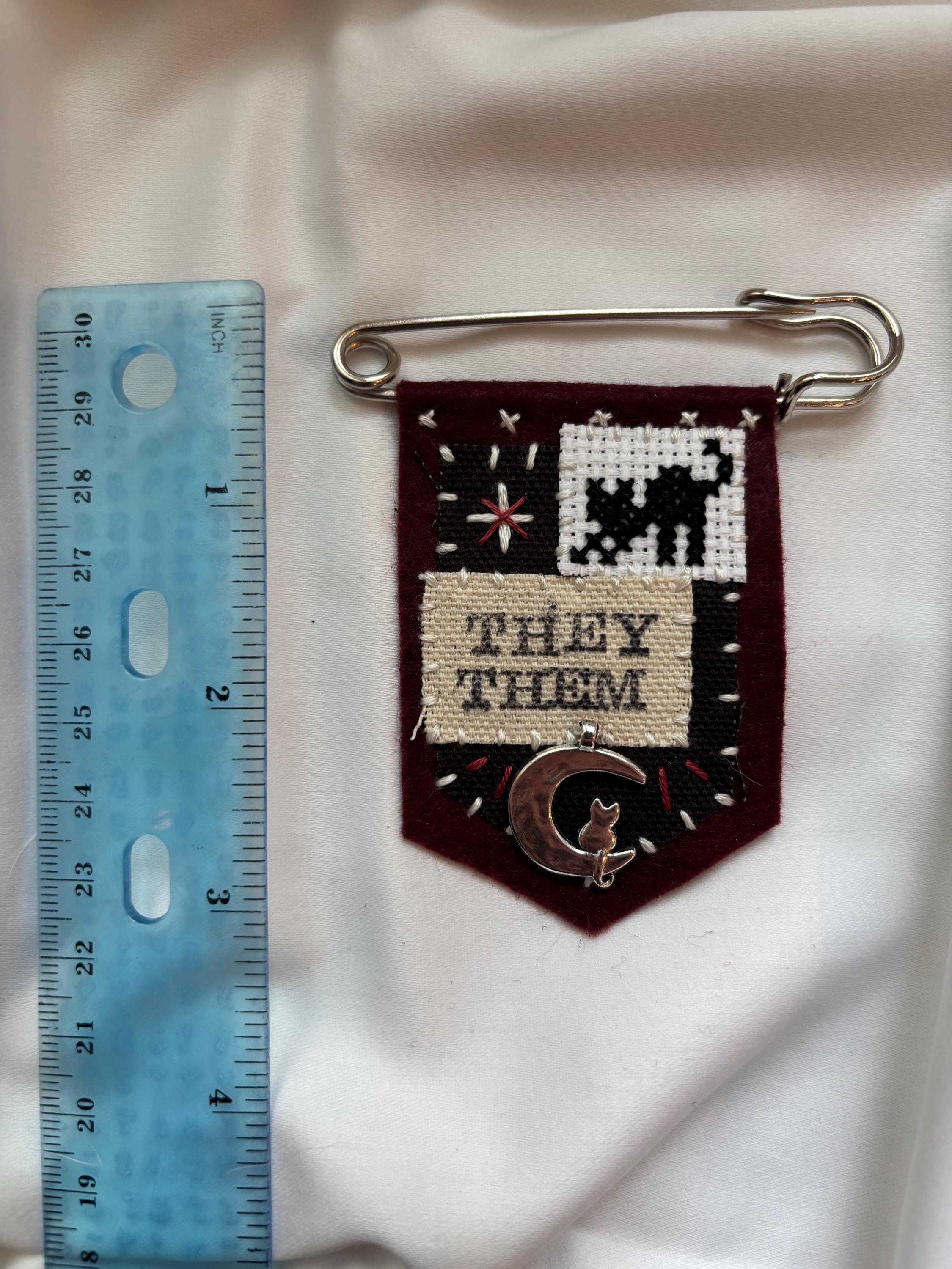 Handmade cat pronoun pin - customizable pronouns
