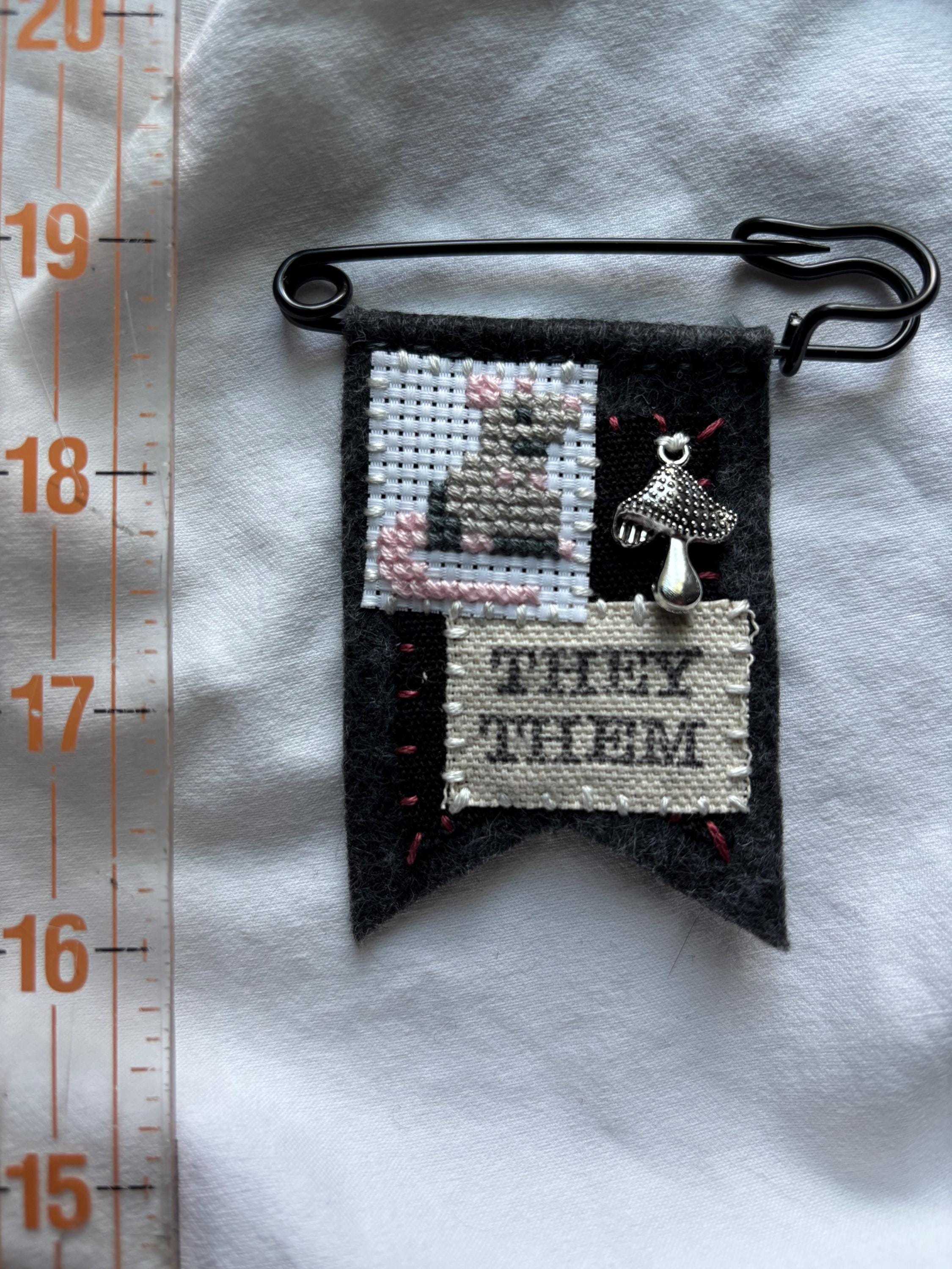 Handmade rat pronoun pin - customizable pronouns