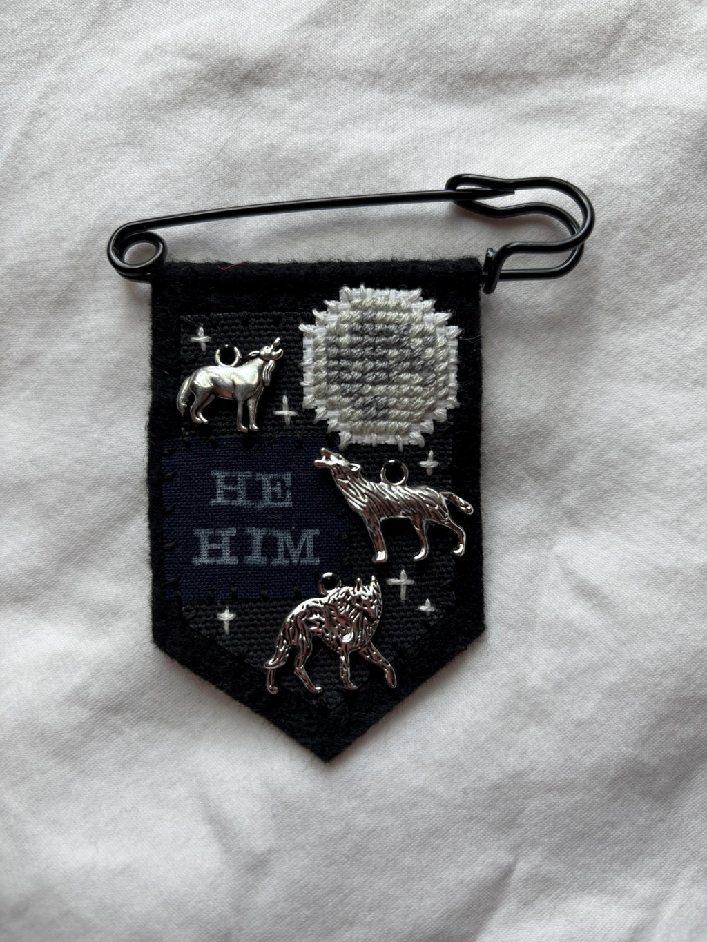 Handmade wolf pronoun pin - customizable pronouns