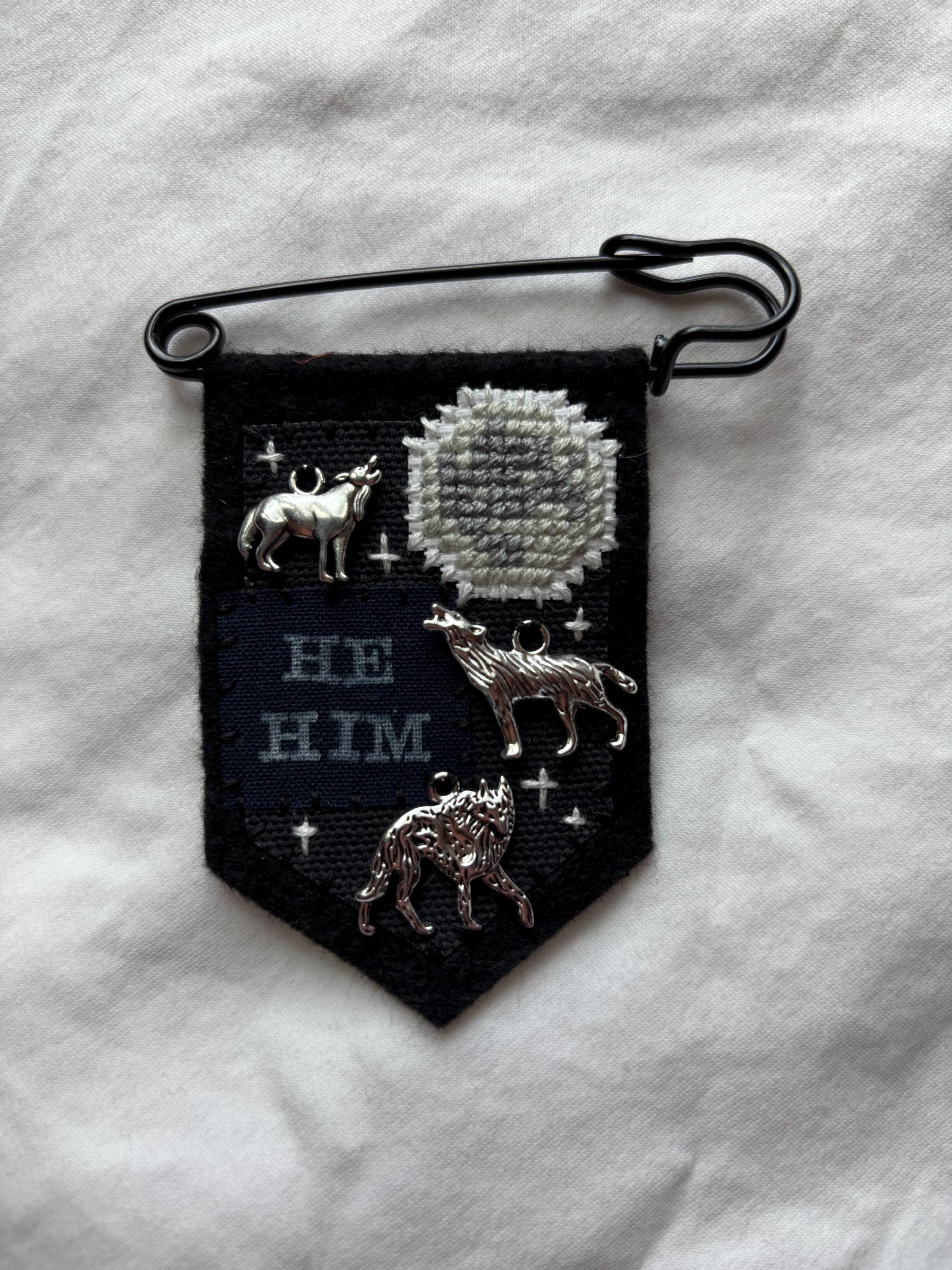 Handmade wolf pronoun pin - customizable pronouns